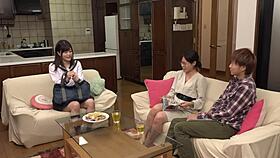 Хоть подруга рядом, она пятнает штаны, выставляет пышную сиськи и соблазняет, чертовка подруга [Часть 1]