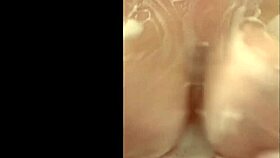 Maman française ronde caresse ses gros seins de milf sous la douche en secret