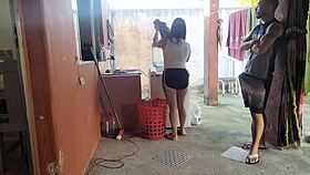 Minha esposa saiu e a empregada não resistiu meu pau ereto 😏