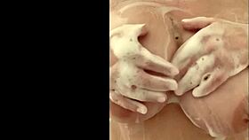 Maman française ronde caresse ses gros seins de milf sous la douche en secret