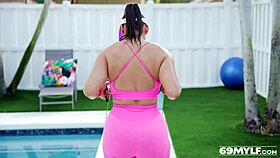 Hot Milf Carmela Clutch Her Big Booty Workout