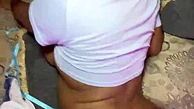 Hijastra gran culo recibe polla en coño mojado