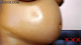 me masturbo frente al espejo con dildo en mi pussy embarazada