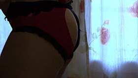 Блондинистая любительница пальцами доводит волосатую пизду до сквирта