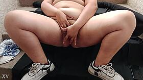 Me masturbo mi vagina, ¿quieres ver más?