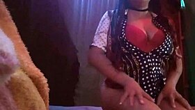 no me veas en esta facha asi le dije a mi jefe el dia que me pidio que me pusiera lenceria luego cambie de opinien y le mande algo super delicioso y excitante porno real casero