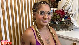 Ela cansou do namorado de pau pequeno e esgar�ou a buceta na cuckold house