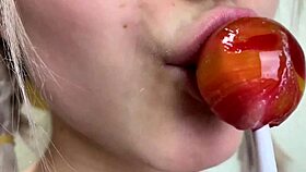 Horny jente flørter med klassekameraten og blir dekket i sæd