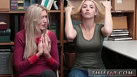 policial mulher, mãe e filha pegos em diversão de uniforme