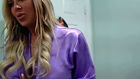 Ibu Tiri Nafsu Curi-Curi Ke Bilik Anak Tiri Kongkek