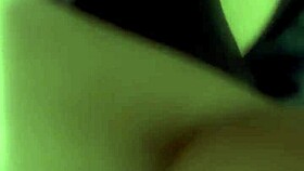 Convenc� a mi vecina de 18 a que me dejara follarla, su pussy shaved y petite.