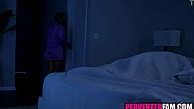 kiimainen äitipuoli livahtaa poikapuolen makuuhuoneeseen nussimaan