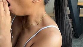 Amatőr párok mélytorok szessziója hatalmas fasszal, arcba lövelléssel végződik