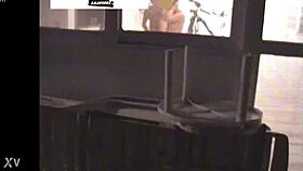 s saem de festa discretamente mas sao descobertos fodendo na varanda da cobertura