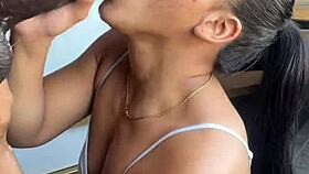 Amaterski pari v seansi deepthroat z ogromnim kurcem konča v facialu