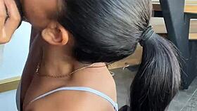 Amatørpar deepthroater kæmpe pik og ender med facial