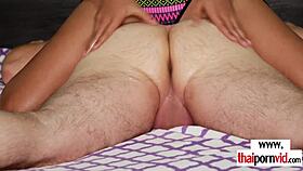 Gadis Thai pijat amatir nakal 18+ Fong kena kongkek pelanggan Eropah gila