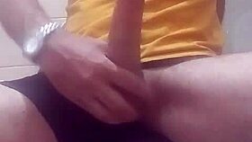 Punheteiro gozando no banheiro