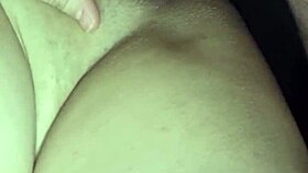 Esposa excitada senta gostoso com os peitinhos durinhos de tesão e a buceta toda melada