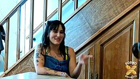 Tutty brune sublime se régale avec cette bite