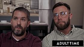 ¡Oh no, a la embarazada Casey Calvert se le rompe la fuente pillando a su novio follando a Leana Lovings!