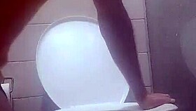 Punheteiro gozando no banheiro