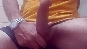 Punheteiro gozando no banheiro