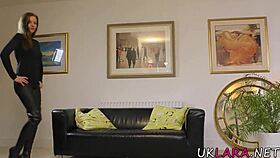 i'm the busty brittish cougar gettin oral