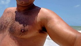 como ela filmou o macho alpha empinando e gozando na praia com creampie