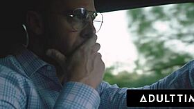 ¡Oh no, a la embarazada Casey Calvert se le rompe la fuente pillando a su novio follando a Leana Lovings!