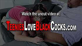 בלונדיניות מזדיינות עם זין שחור גדול בשלישייה פרועה עם מציצות ופנים