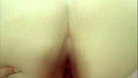 Sentando e metendo brinquedo enorme louca de tes�o e quer dp