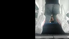 Flaca rica empinada en gimnasio