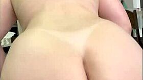 Sentando e metendo brinquedo enorme louca de tes�o e quer dp