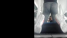 Flaca rica empinada en gimnasio