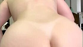 Sentando e metendo brinquedo enorme louca de tes�o e quer dp