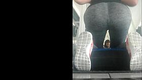 Fată slabă sexy cu fundul ridicat în sală