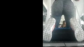 Flaca rica empinada en gimnasio
