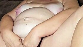 Is that thick preggo milf squirting from her big pussy ass?