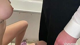 Padre Spia In Bagno E La Sborra In Bocca E Sui Piedi