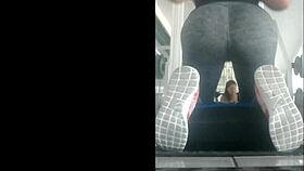 Flaca rica empinada en gimnasio