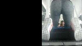 Flaca rica empinada en gimnasio