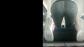 Flaca rica empinada en gimnasio