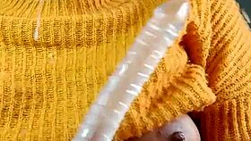 uma mulher peluda pulando no dildo e esguichando