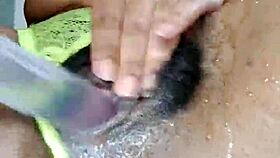 uma mulher peluda pulando no dildo e esguichando