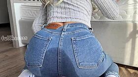 Amateur woman squirts cum in tight wet leggings