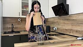 heeramandi ki randi - nazriya ki maari - mootne wala video