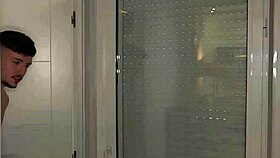 pillo a la sucia de mi compa�era de piso masturbandose y me la follo duro