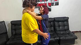 Oh, novia es engañada con los ojos vendados por su novio que tiene que pagar la deuda del partido de futbol ntr!