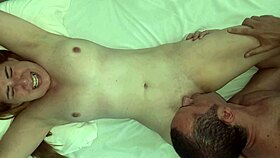 Dei uma chupada intensa na xoxota da branquinha que fez ela gozar bem gostoso na minha boca